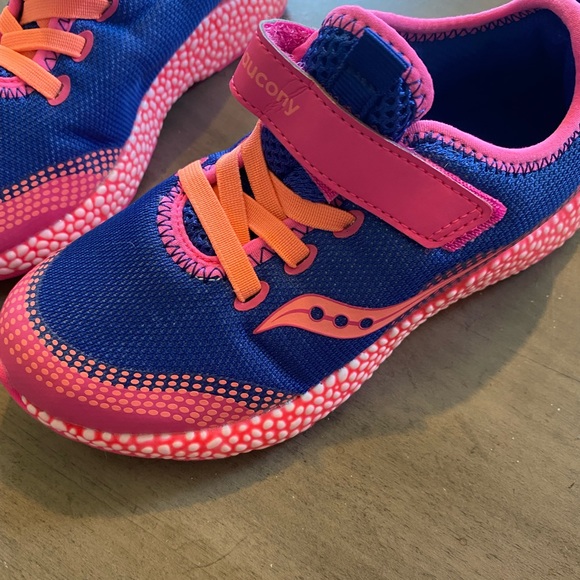 New Saucony girls sneakers 12.5 w - Picture 1 of 3